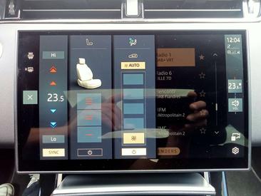 Land Rover Range Rover Evoque P300e — photo 29