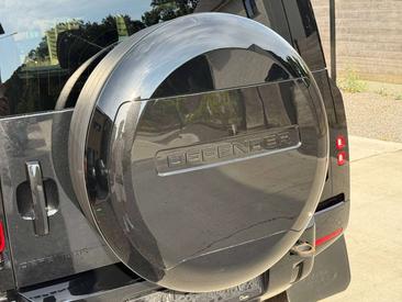 Land Rover Defender 110 D300 MHEV — photo 10