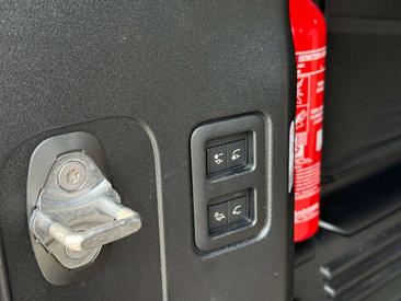 Land Rover Defender 110 D300 MHEV — photo 12