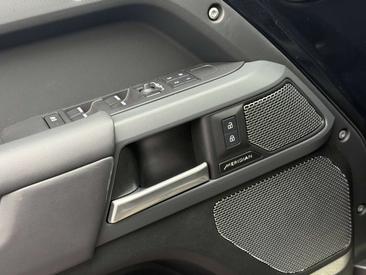 Land Rover Defender 110 D300 MHEV — photo 15
