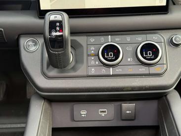 Land Rover Defender 110 D300 MHEV — photo 22