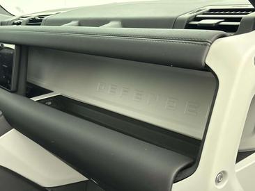 Land Rover Defender 90 D200 MHEV — photo 13