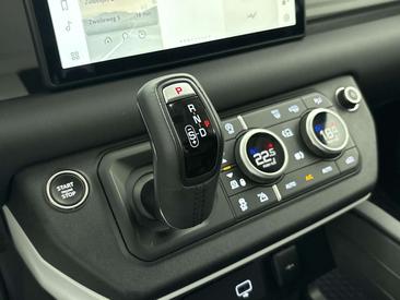 Land Rover Defender 90 D200 MHEV — photo 17