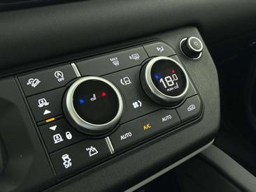 Land Rover Defender 90 D200 MHEV — photo 20