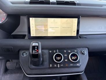 Land Rover Defender 90 D200 MHEV — photo 20
