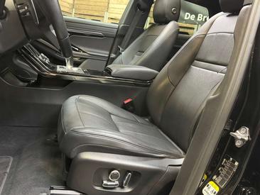 Land Rover Range Rover Evoque P300e — photo 2