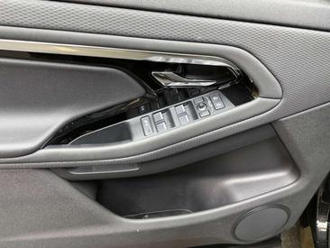 Land Rover Range Rover Evoque P300e — photo 3