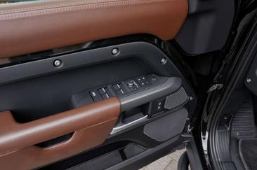 Land Rover Defender 110 P400e — photo 22