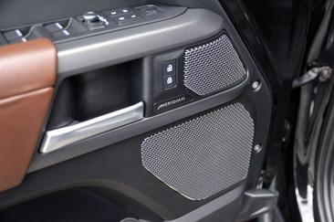Land Rover Defender 110 P400e — photo 23