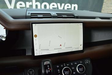 Land Rover Defender 110 P400e — photo 32