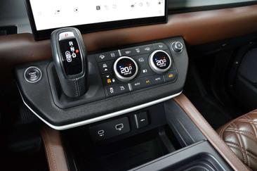 Land Rover Defender 110 P400e — photo 45