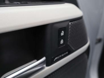 Land Rover Defender 110 P400e — photo 30