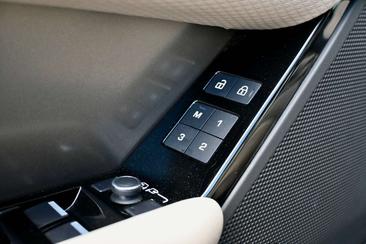 Land Rover Range Rover Velar P400e — photo 13
