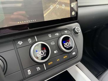 Land Rover Defender 90 D200 MHEV — photo 11