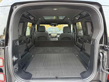 Land Rover Defender 90 D200 MHEV — photo 18