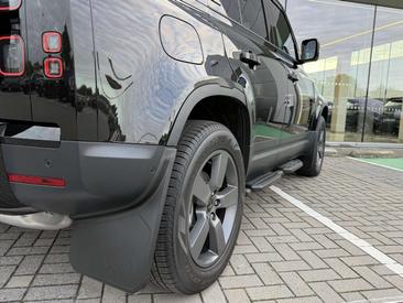 Land Rover Defender 90 D200 MHEV — photo 21