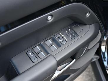 Land Rover Defender 130 D300 MHEV — photo 18