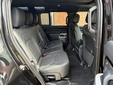 Land Rover Defender 110 D300 MHEV — photo 13