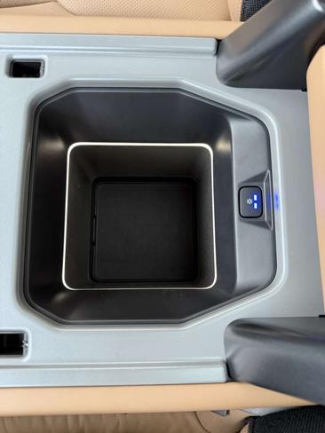 Land Rover Defender 110 D300 MHEV — photo 21