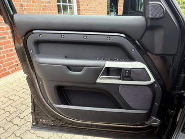Land Rover Defender 110 D300 MHEV — photo 20