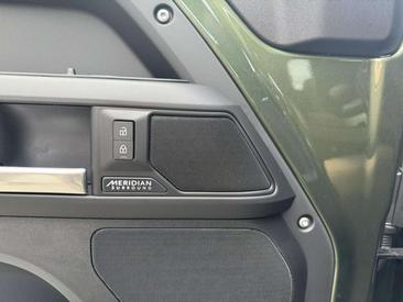 Land Rover Defender 110 X-Dynamic HSE P300 E HYBRID AWD Auto — photo 9