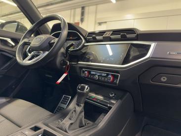Audi Q3 TFSI E 45 TFSI E S Tronic — photo 13