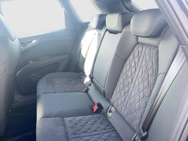 Audi Q4 E-tron 40 E-tron — photo 12