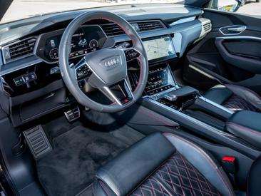 Audi Q8 E-tron S Line 50 E-tron Quattro — photo 4