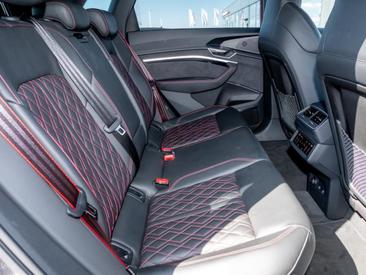 Audi Q8 E-tron S Line 50 E-tron Quattro — photo 8