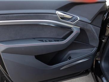 Audi Q8 E-tron S Line 50 E-tron Quattro — photo 11