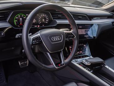 Audi Q8 E-tron S Line 50 E-tron Quattro — photo 13