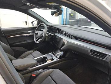 Audi Q8 E-tron Advanced 55 E-tron Quattro — photo 4