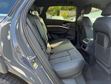 Audi Q8 E-tron Advanced 50 E-tron Quattro — photo 16