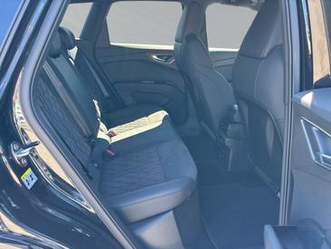 Audi Q4 E-tron 45 E-tron — photo 12