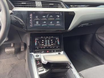 Audi Q8 E-tron Advanced 50 E-tron Quattro — photo 11