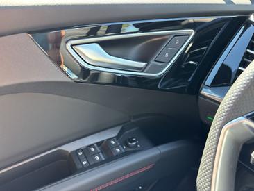 Audi Q4 E-tron 45 E-tron — photo 20
