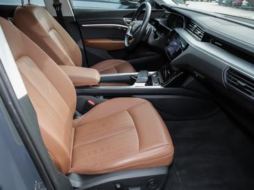 Audi Q8 E-tron Advanced 55 E-tron Quattro — photo 5