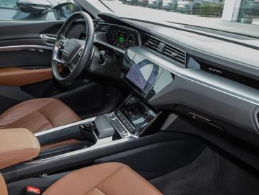 Audi Q8 E-tron Advanced 55 E-tron Quattro — photo 6
