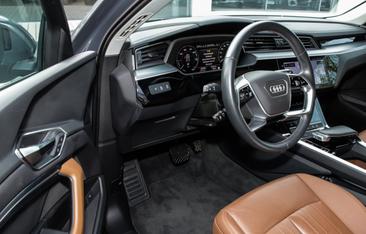 Audi Q8 E-tron Advanced 55 E-tron Quattro — photo 11