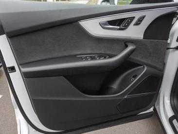 Audi SQ8 TFSI — photo 11