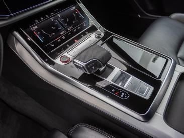 Audi SQ8 TFSI — photo 16