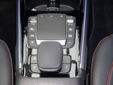 Mercedes GLB 35 4MATIC — photo 9