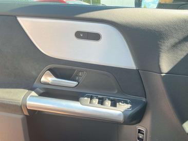 Mercedes GLA 200 — photo 21