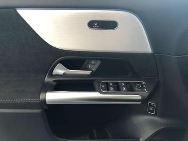 Mercedes GLA 180 — photo 16