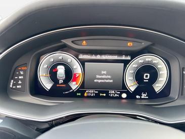 Audi SQ8 TFSI — photo 11