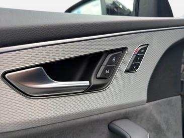 Audi SQ8 TFSI — photo 18