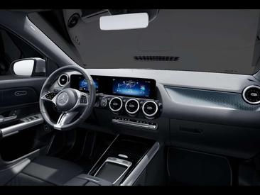 Mercedes GLA 200 — photo 11