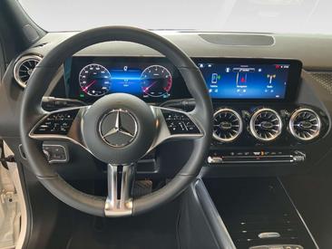 Mercedes GLA 180 — photo 11