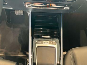 Mercedes GLA 180 — photo 22