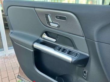 Mercedes EQA 350 — photo 13